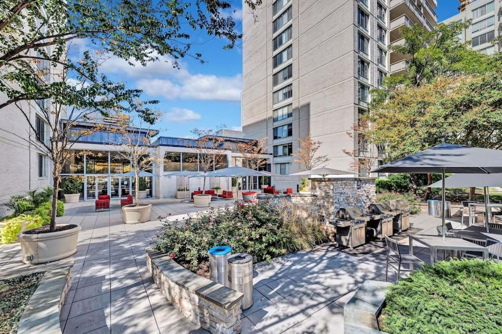 Charming Apartment At Crystal City With Amazing Amenities อาร์ลิงตัน ภายนอก รูปภาพ