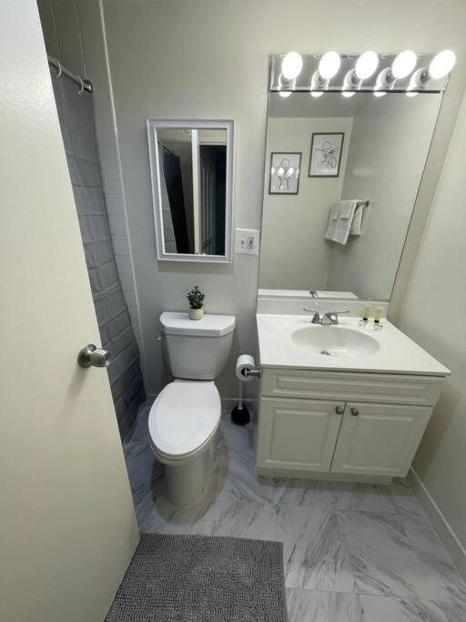 Charming Apartment At Crystal City With Amazing Amenities อาร์ลิงตัน ภายนอก รูปภาพ