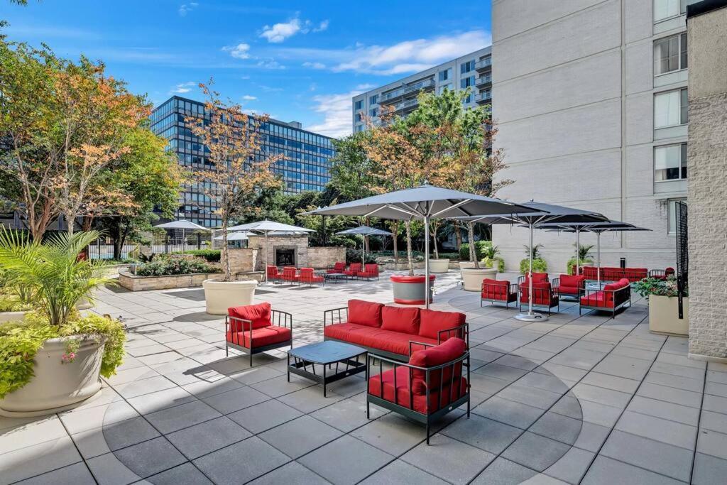Charming Apartment At Crystal City With Amazing Amenities อาร์ลิงตัน ภายนอก รูปภาพ